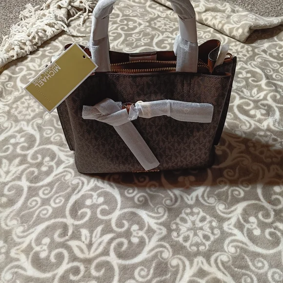 Michael Kors satchel. - Picture 4 of 13